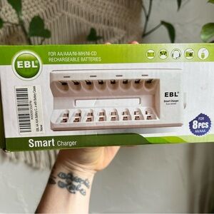 EBL Smart Battery Charger – 8-Slot AA/AAA Ni-MH / Ni-Cd Charger – NEW in Box